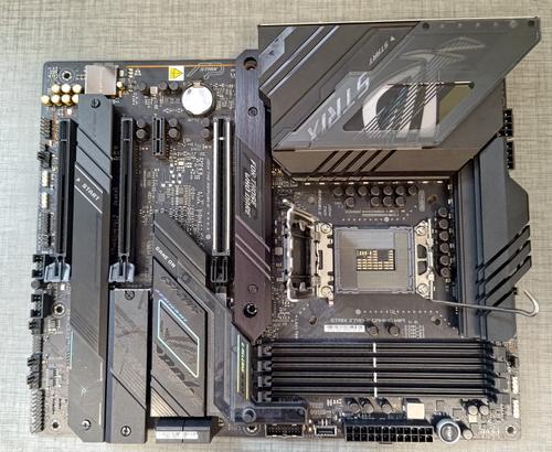 Placa de baza ASUS ROG STRIX Z790-F GAMING WIFI, Intel Z790, LGA 1700, ATX