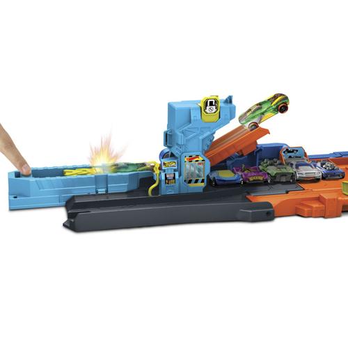 Set de joaca Hot Wheels City - Transformarea garajului de cascadorii