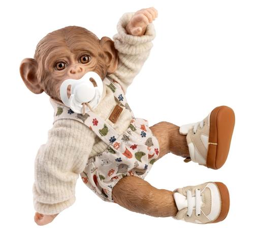 Papusa reborn maimuta bebelus Guca, 32 cm, corp din vinil, design expresiv si pietenos, complet articulat, cu incaltari sport, pantaloni scurti cu bretele si pulover bej, suzeta cu lant incluse, 3 ani+